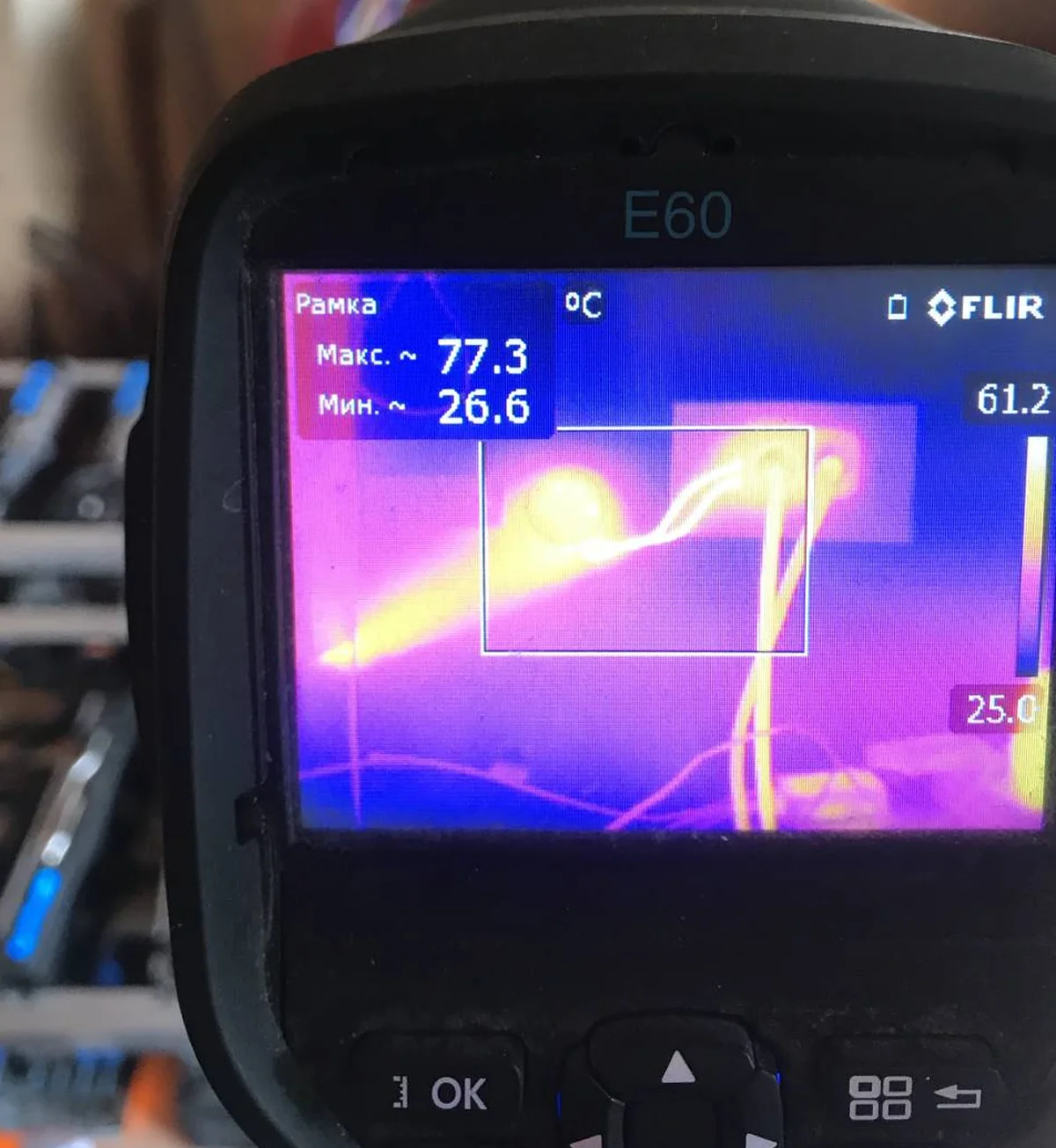 Экран тепловизора FLIR E60 при диагностике перегрева контакта в электрооборудовании